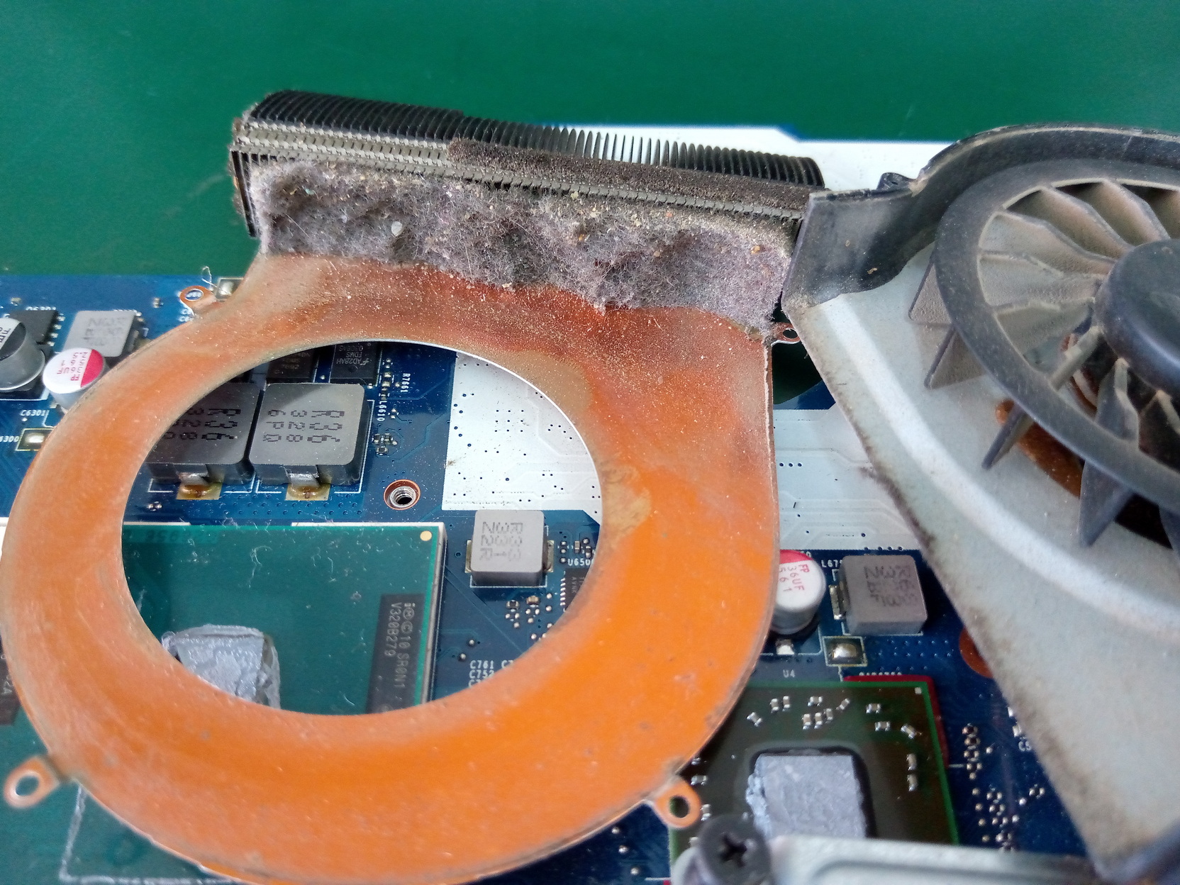 HP 1000-1415TX ตัดดับ